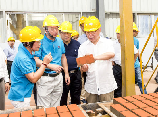 2019年6月21日下午，省長(zhǎng)沈曉明在三亞建筑廢棄物綜合利用廠，查看用建筑廢棄物綜合處理后制成的再生水泥磚。海南日?qǐng)?bào)記者 宋國(guó)強(qiáng) 攝