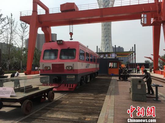 公園內(nèi)的火車車廂與貨場(chǎng)龍門吊等工業(yè)遺跡?！「呒t超 攝