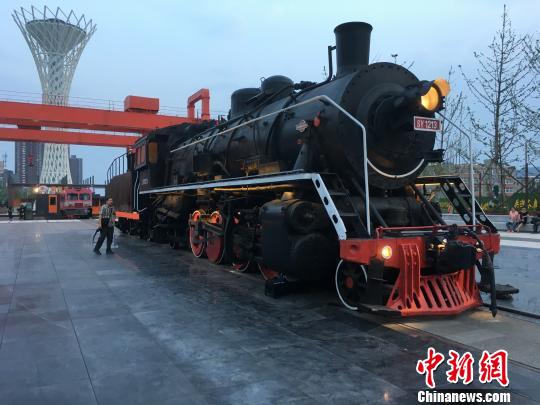公園內(nèi)保留布置了蒸汽時(shí)代火車頭?！「呒t超 攝