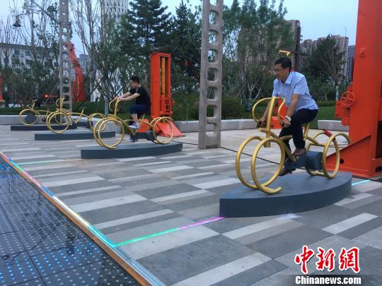 市民使用公園內(nèi)的健身設(shè)施?！「呒t超 攝