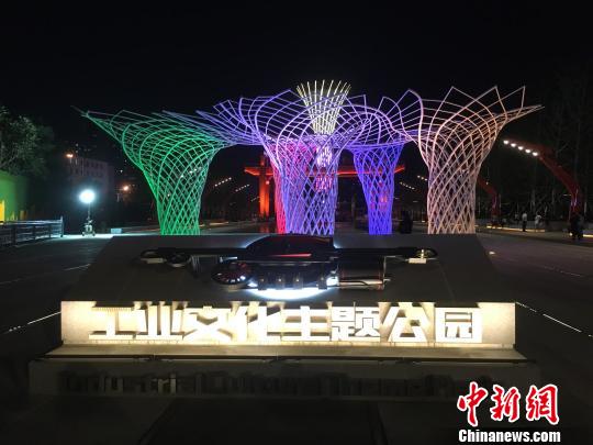 夜晚，奧運(yùn)“五色樹(shù)”的燈光。　高紅超 攝