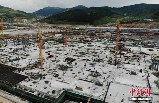 6月28日，航拍鏡頭下的河北張家口冬奧會太子城冰雪小鎮(zhèn)項目。太子城冰雪小鎮(zhèn)項目位于2022年冬奧會張家口賽區(qū)核心區(qū)，連接張家口賽區(qū)云頂和古楊樹兩個競賽場館群，建成后將承擔賽時核心區(qū)配套保障功能，提供冬奧頒獎、貴賓接待、交通換乘、休閑娛樂等服務，賽后將成為一座國際化四季度假小鎮(zhèn)。 中新社記者 楊艷敏 攝