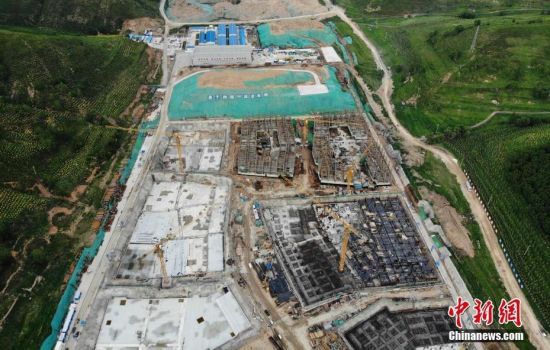 6月28日，航拍鏡頭下的河北張家口冬奧會太子城冰雪小鎮(zhèn)項目。太子城冰雪小鎮(zhèn)項目位于2022年冬奧會張家口賽區(qū)核心區(qū)，連接張家口賽區(qū)云頂和古楊樹兩個競賽場館群，建成后將承擔賽時核心區(qū)配套保障功能，提供冬奧頒獎、貴賓接待、交通換乘、休閑娛樂等服務，賽后將成為一座國際化四季度假小鎮(zhèn)。 中新社記者 楊艷敏 攝