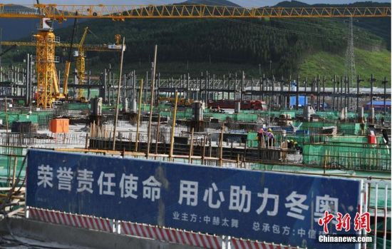 6月28日，河北張家口冬奧會太子城冰雪小鎮(zhèn)項目現(xiàn)場。太子城冰雪小鎮(zhèn)項目位于2022年冬奧會張家口賽區(qū)核心區(qū)，連接張家口賽區(qū)云頂和古楊樹兩個競賽場館群，建成后將承擔賽時核心區(qū)配套保障功能，提供冬奧頒獎、貴賓接待、交通換乘、休閑娛樂等服務，賽后將成為一座國際化四季度假小鎮(zhèn)。 中新社記者 楊艷敏 攝