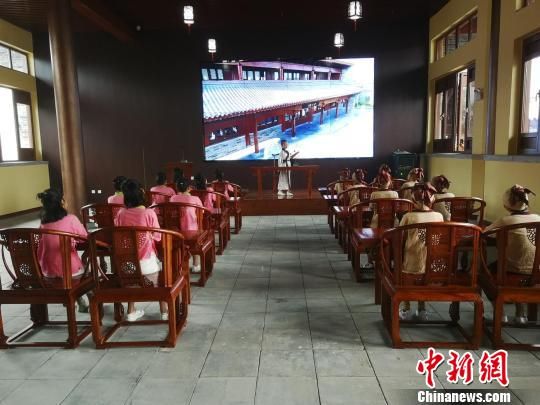 學(xué)生們在大原書院誦讀國學(xué)經(jīng)典。　王鵬 攝