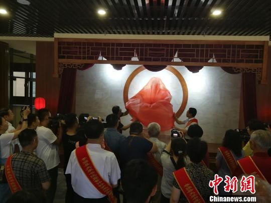 為董子石像揭幕?！⊥貔i 攝