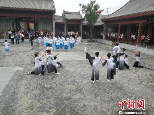 誦讀國學(xué)經(jīng)典展演?！⊥貔i 攝