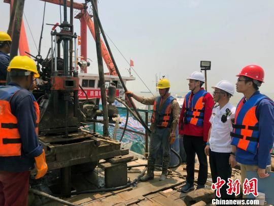 圖為勘察設(shè)計(jì)人員與常熟海事局執(zhí)法船在現(xiàn)場(chǎng)配合鉆探施工?！∥赫?攝