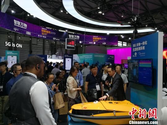 圖為現(xiàn)場人員講解5G“天地一體化”生態(tài)檢測系統(tǒng)?！∪伟厮?攝