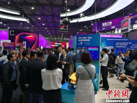 雄安新區(qū)展臺吸引不少眾多觀眾駐足關(guān)注?！∪伟厮?攝