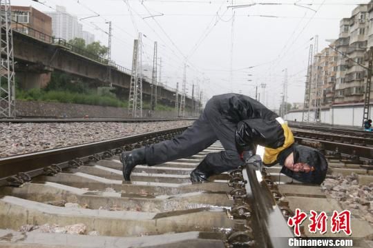 蘭州西工務(wù)段蘭州線路車間職工檢查線路幾何尺寸?！⊥豕廨x 攝