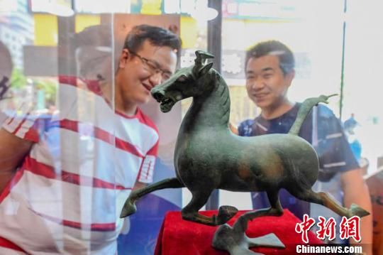 甘肅省博物館將榮登《國家寶藏》的文物銅奔馬和人頭形器口彩陶瓶搬到了絲路如意餐廳，讓顧客在餐廳內就能近距離的和文物面對面。　鐘欣 攝