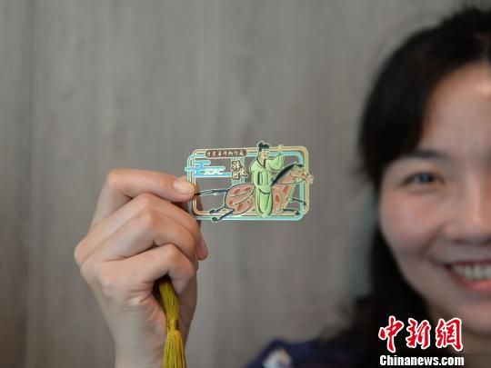 絲路主題餐廳內推出的文創(chuàng)產品?！＄娦?攝