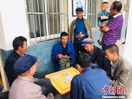 圖為老年人“興趣驛站”中的棋牌組?！“瑧c龍 攝