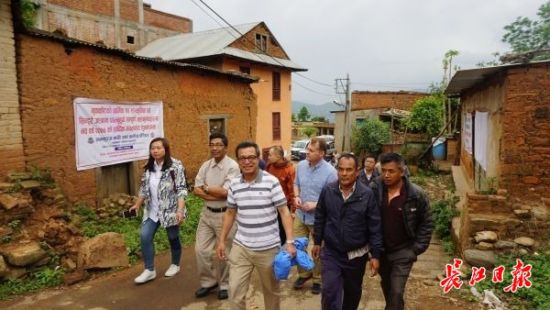 在尼泊爾，武漢市土地利用和城市空間規(guī)劃研究中心設計團隊現(xiàn)場踏勘。(武漢市土地利用和城市空間規(guī)劃研究中心 供圖)