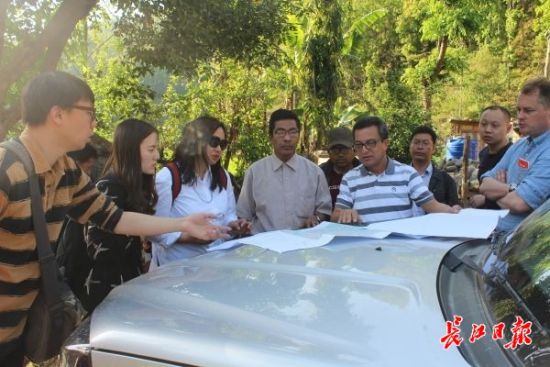 在尼泊爾，武漢市土地利用和城市空間規(guī)劃研究中心設計團隊現(xiàn)場踏勘。(武漢市土地利用和城市空間規(guī)劃研究中心 供圖)