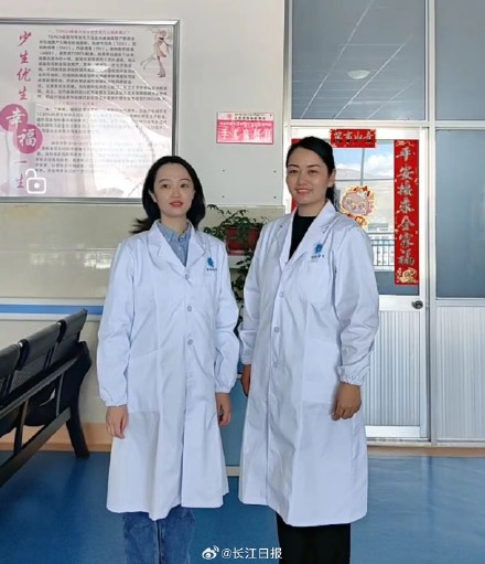 “有醫(yī)生嗎？有人暈倒了！”武漢協(xié)和醫(yī)院援藏醫(yī)療隊員聽到呼救就沖了上去
