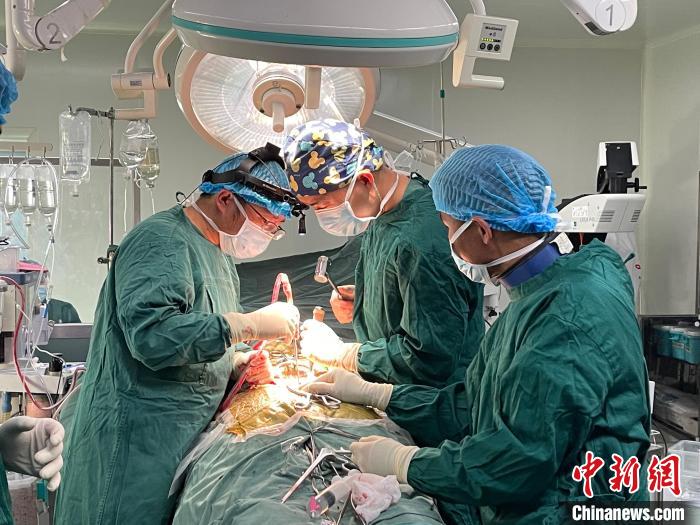 圖為在北京援藏醫(yī)療隊專家指導(dǎo)下，多項新技術(shù)使用到脊柱疾病的手術(shù)中。(資料圖) 拉薩市人民醫(yī)院脊柱外科供圖