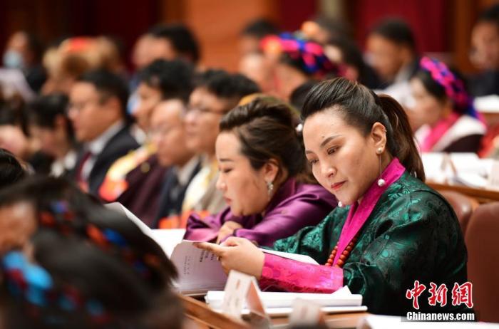1月5日，次旦卓嘎(右一)在拉薩參加西藏自治區(qū)第十一屆人民代表大會第五次會議第二次全體會議。西藏自治區(qū)人大代表次旦卓嘎來自日喀則市定日縣，定日縣被稱為“洛諧故鄉(xiāng)”，作為西藏民間歌舞，洛諧已被列入中國國家非物質(zhì)文化遺產(chǎn)項目名錄，這是集歌、舞、樂、彈唱于一體的綜合藝術(shù)形式。參加完西藏2022年新年音樂會的次旦卓嘎告訴記者，每年參加的基層演出可達80場，“我希望用最純粹的方式，把最好的聲音帶到西藏乃至中國的各個角落?！?<a target='_blank' href='/'><p  align=