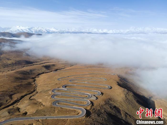 圖為西藏定日縣，前往珠穆朗瑪峰大本營(yíng)蜿蜒的公路與云海?！〗w波 攝