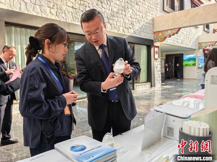 圖為簽約企業(yè)現(xiàn)場(chǎng)推介自己的產(chǎn)品?！≮w延 攝