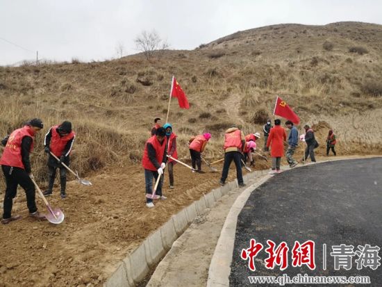 圖為尖扎干部職工生態(tài)建設(shè)和環(huán)境保護(hù)現(xiàn)場。尖宣 供圖