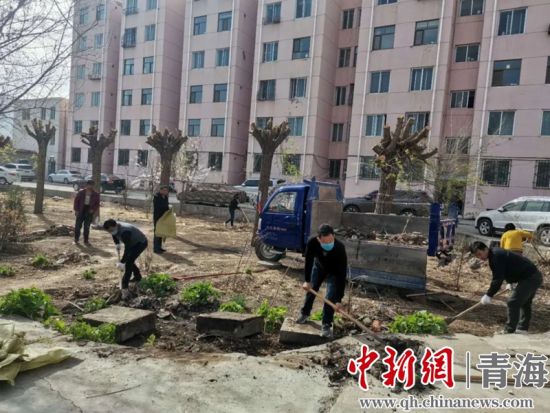 圖為尖扎干部職工生態(tài)建設(shè)和環(huán)境保護(hù)現(xiàn)場。尖宣 供圖