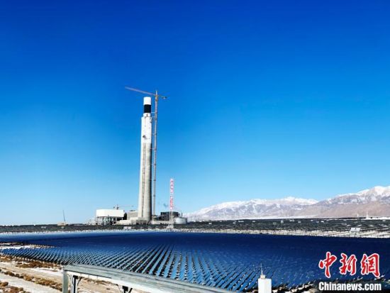 圖為地處柴達(dá)木盆地的光伏電站?！O?！z