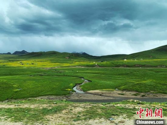 自2005年啟動三江源生態(tài)保護和建設(shè)工程以來，果洛州共治理黑土灘315.11萬畝，使果洛州生態(tài)環(huán)境15年來得到明顯好轉(zhuǎn)?！O睿 攝
