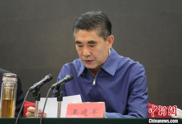圖為青海省委書記王建軍出席會議并作講話?！?zhí)砀?攝
