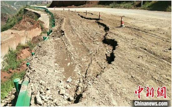 圖為發(fā)生路基下沉滑移險情的路段。果洛公路總段供圖