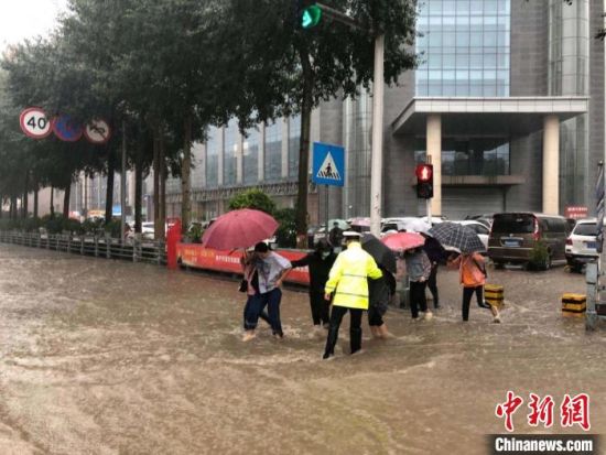 8月28日，青海省東部出現(xiàn)強(qiáng)降水天氣過程，其中西寧地區(qū)出現(xiàn)入汛以來雨量最大、強(qiáng)度最大的強(qiáng)降水過程。西寧交警供圖