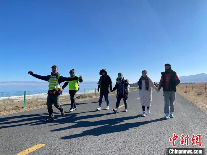 圖為徒步現(xiàn)場?！±罱瓕?攝