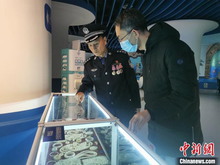 圖為森林警察為游客講解查獲這些象牙制品過程中發(fā)生的真實故事?！∥乃碱?攝