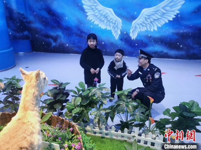 圖為森林警察為小朋友科普野生動物保護知識?！∥乃碱?攝
