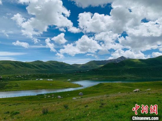 圖為果洛州境內(nèi)的年保玉則。（資料圖）　孫睿　攝