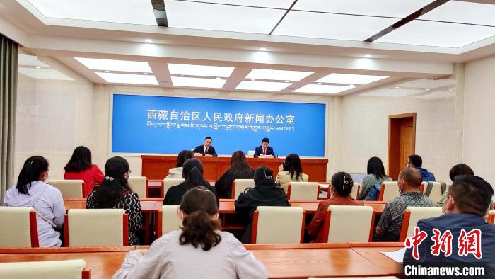 圖為西藏阿里地區(qū)在拉薩召開新聞發(fā)布會，發(fā)布西藏和平解放70年來阿里地區(qū)經(jīng)濟(jì)社會發(fā)展成就?！∝暽＠?攝