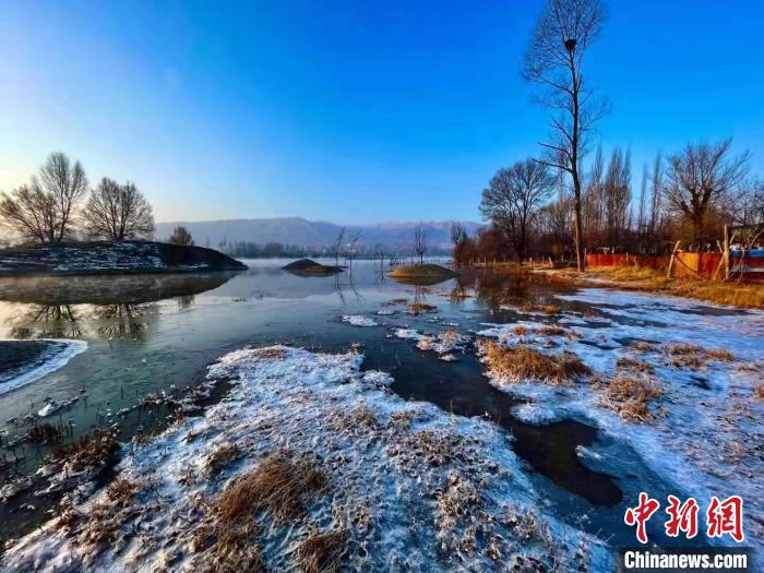 青海黃河岸畔：冰凌在河面作畫(huà)，幽靜美麗
