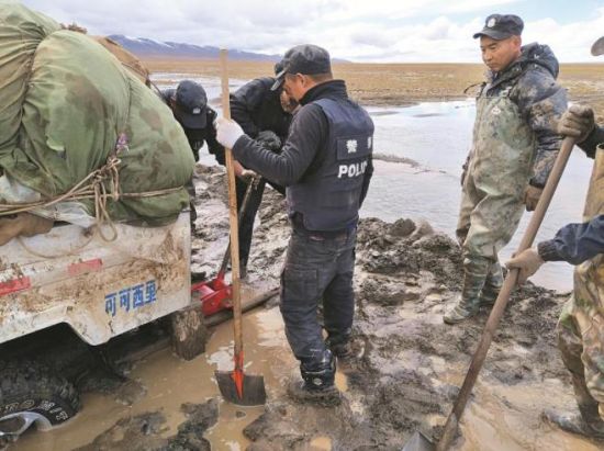 巡山途中車輛陷入泥坑。