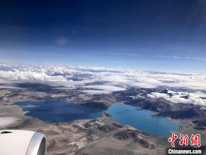 西藏阿里到拉薩航班途經(jīng)的高原湖泊。　<a target='_blank' href='/'><p  align=