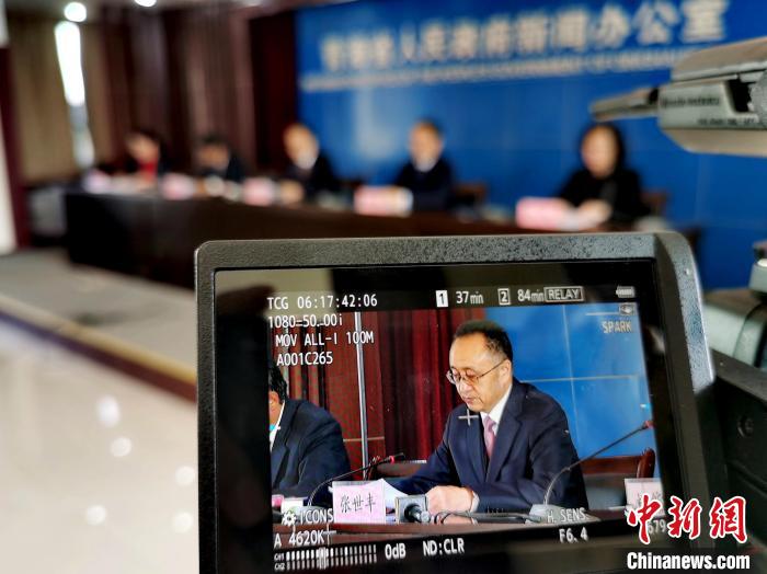 圖為青海省水利廳廳長(zhǎng)張世豐參加新聞發(fā)布會(huì)。　張?zhí)砀?攝