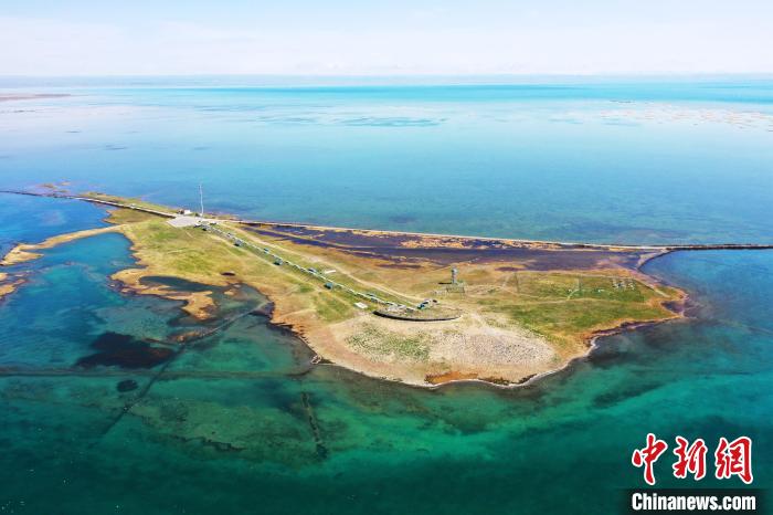 圖為無人機航拍青海湖。　趙海梅 攝