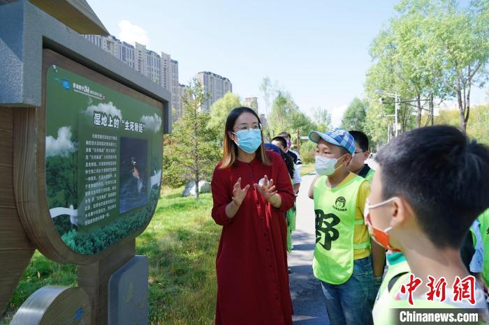 圖為小朋友在青海西寧湟水國(guó)家濕地公園內(nèi)學(xué)習(xí)濕地知識(shí)?！●R銘言 攝