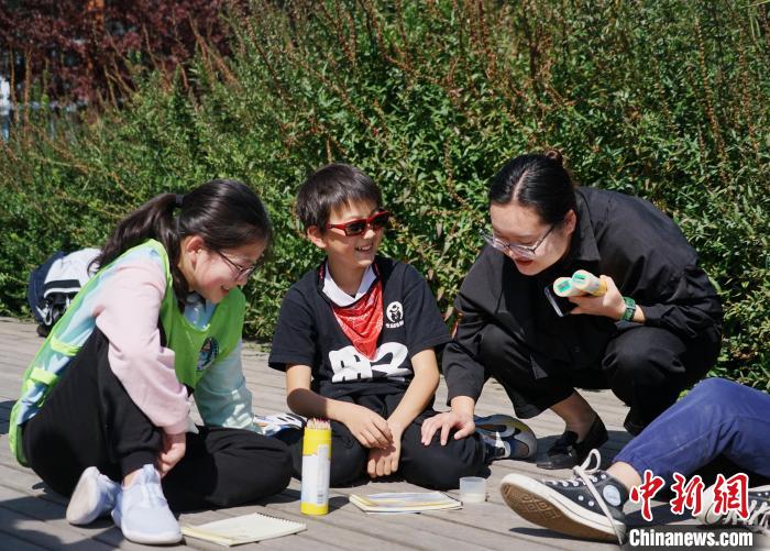 圖為小朋友在青海西寧湟水國(guó)家濕地公園內(nèi)認(rèn)識(shí)植物并進(jìn)行繪畫(huà)?！●R銘言 攝