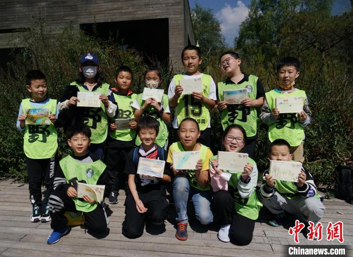圖為小朋友展示學(xué)習(xí)成果?！●R銘言 攝