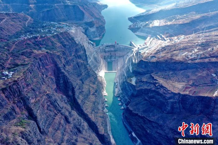圖為白鶴灘水電站大壩全景圖?！∷娝木止﹫D