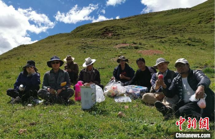 科研團(tuán)隊(duì)在熱魯盆地工作合影?！≈锌圃呵嗖馗咴?供圖