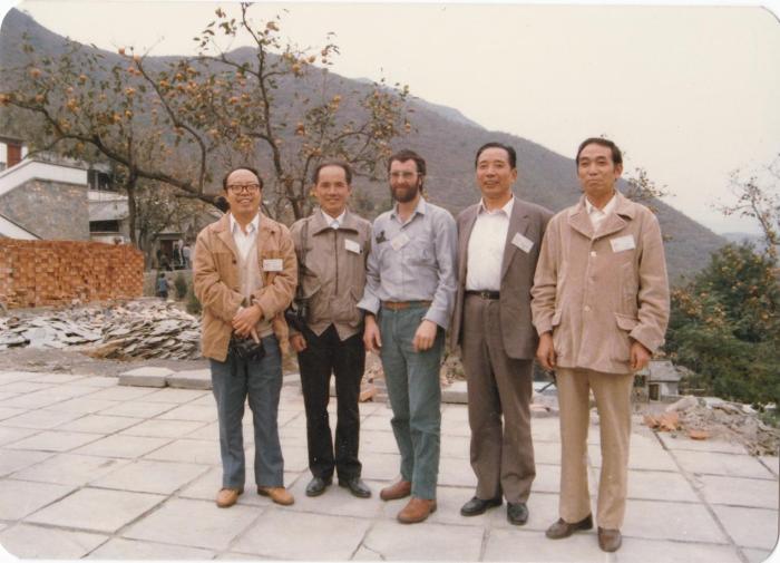 1987年早期脊椎動物國際研討會在中國舉行，劉玉海先生(右一)與中外同行專家合影。　Gavin Young(澳大利亞) 供圖