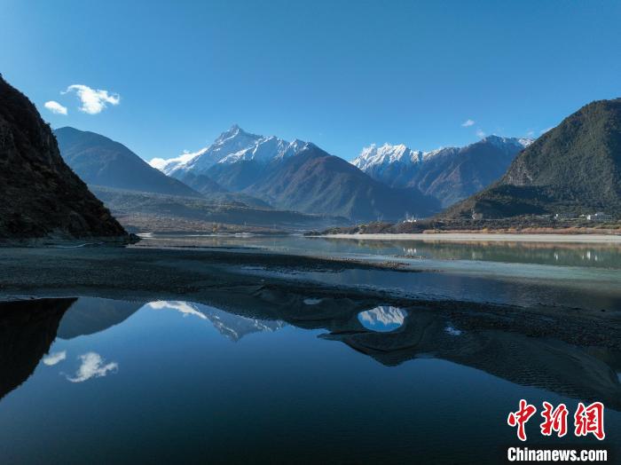 西藏林芝雅魯藏布江和遠(yuǎn)處的雪山?！《拘?攝