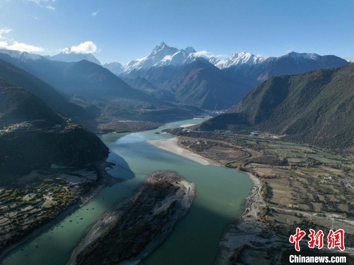西藏林芝雅魯藏布大峽谷的雪山風(fēng)光?！《拘?攝